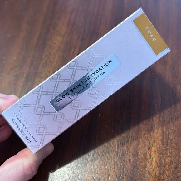 Revolution Glow Skin Luminous Foundation FX 14.2 Dark Skin Olive Undertone - Picture 4 of 5